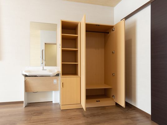 居室の洗面台とクローゼット