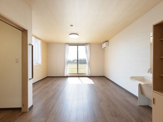 広々とした明るい居室