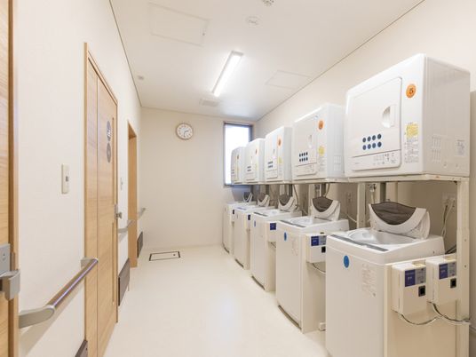 洗濯機が並ぶ清潔な空間