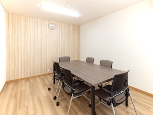 会議用テーブルのある部屋