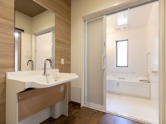 バリアフリー対応の洗面台浴室