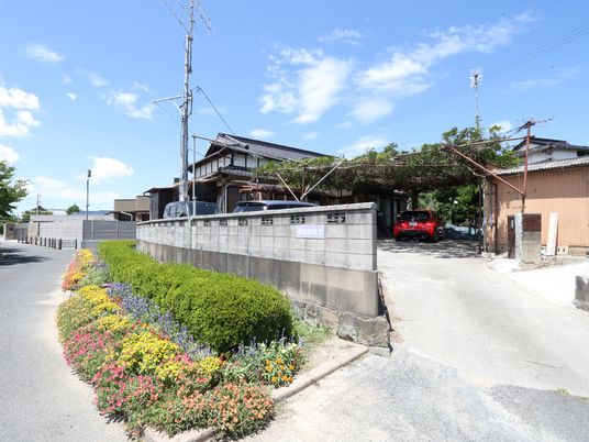 花壇のある建物入口