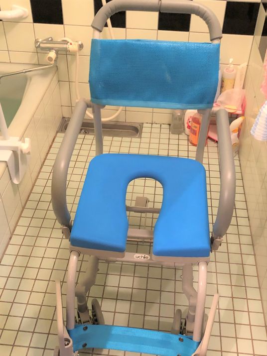 座った姿勢を保てるよう入浴時に使うチェア。介護仕様の設備を写したもの