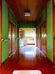 暖色系の明るい廊下