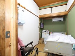 居室の一角とベッド