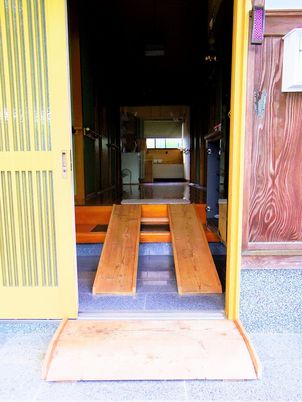車椅子用スロープ付玄関