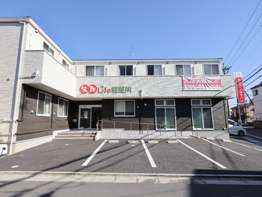 施設の明るい外観