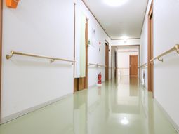 手すり付きの明るい廊下