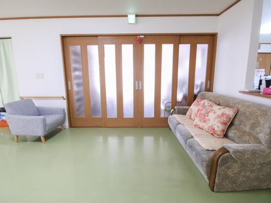 広々した部屋と木製扉
