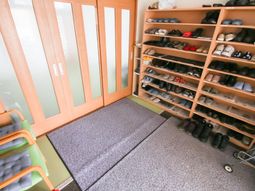 整理された靴棚がある玄関