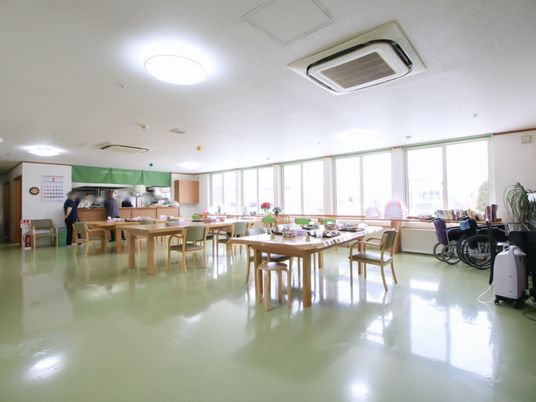広々とした食堂の風景
