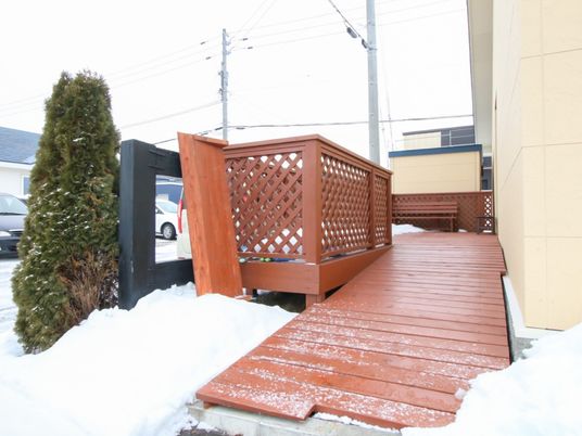 雪の積もる木製デッキ