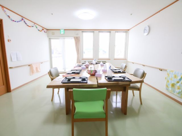 食事準備されたダイニングルーム 食堂 ゆったりとした食堂で配膳準備が整っています。共有スペースでの食事や交流の機会を提供しています。