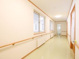 暖色の壁の洗練された廊下