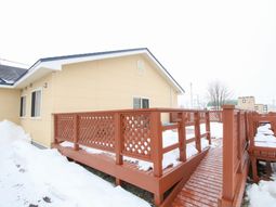 雪の降り積もるデッキと建物