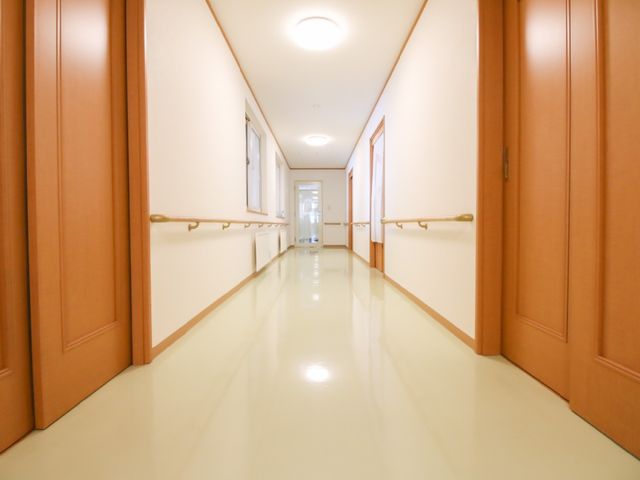 清潔な廊下の風景 通路 光をたくさん取り込んだ清潔感のある廊下です。手すりが設置され、安全に配慮された設計になっています。