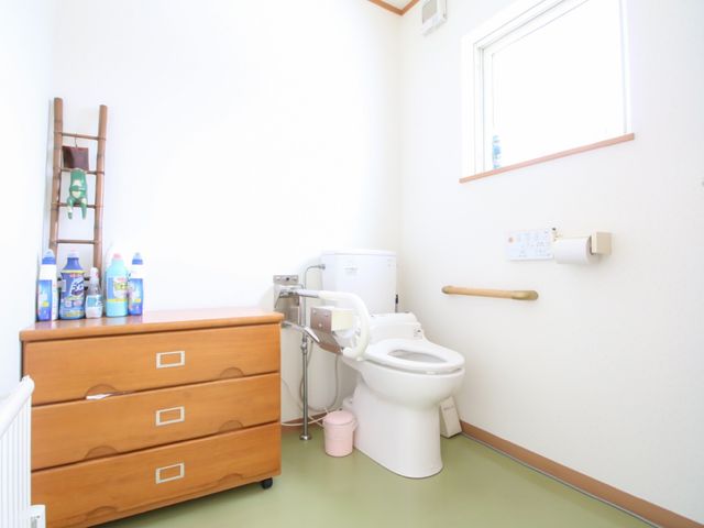 明るく清潔なトイレ空間 トイレ 手すりが完備された清潔感あふれるトイレスペースです。利用者の快適な生活をサポートする設備が整っております。