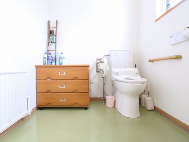 清潔なトイレスペース トイレ 手すり付きで安全なトイレ空間です。機能性と快適さに配慮した設計になっており、利用者の方々の生活をサポートします。