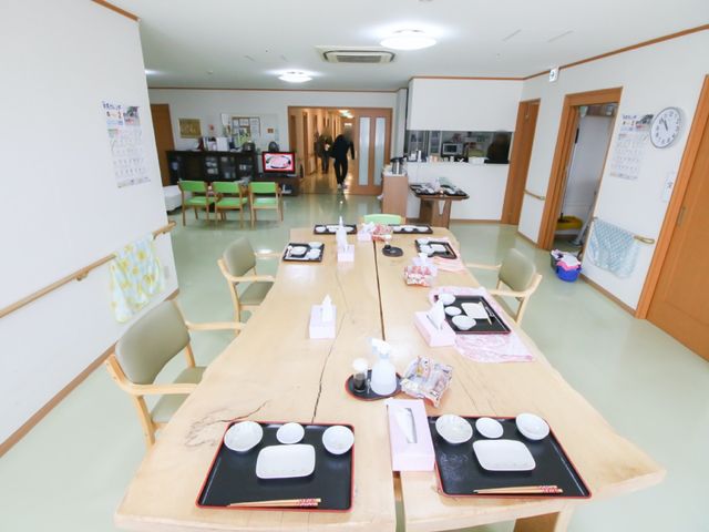 共有食堂のテーブルセット 食堂 配膳準備完了した清潔感ある食堂です。大きなテーブルで、ゆったりとした食事時間を過ごせます。