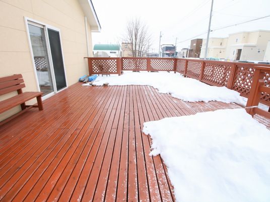 雪の積もった木製テラス