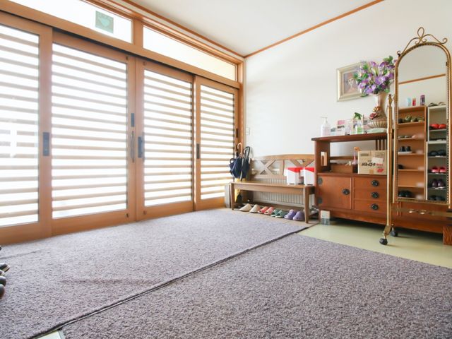 和風居室の明るい空間 玄関 ゆとりある和の雰囲気漂う居室です。採光を考慮しつつプライバシーも確保された、落ち着きのある設計になっています。