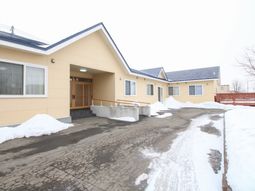 黄色い壁の外観