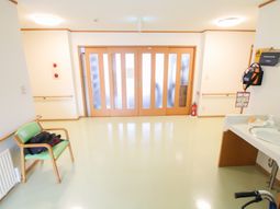 明るい廊下と扉