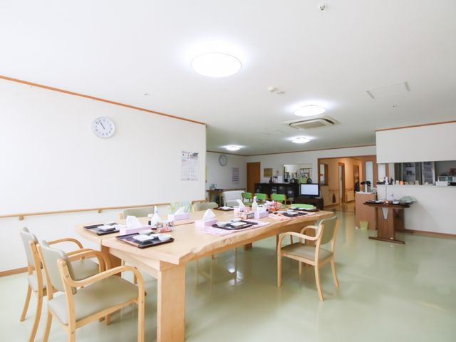 清潔感ある食堂空間 食堂 広々とした食堂は、明るく清潔感があり、食事の時間が楽しみになるような温かな雰囲気です。