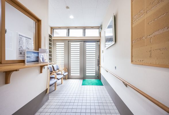 明るい廊下の端の休憩所