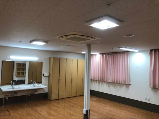 整備された洗面設備の浴室