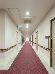 赤いカーペットの廊下