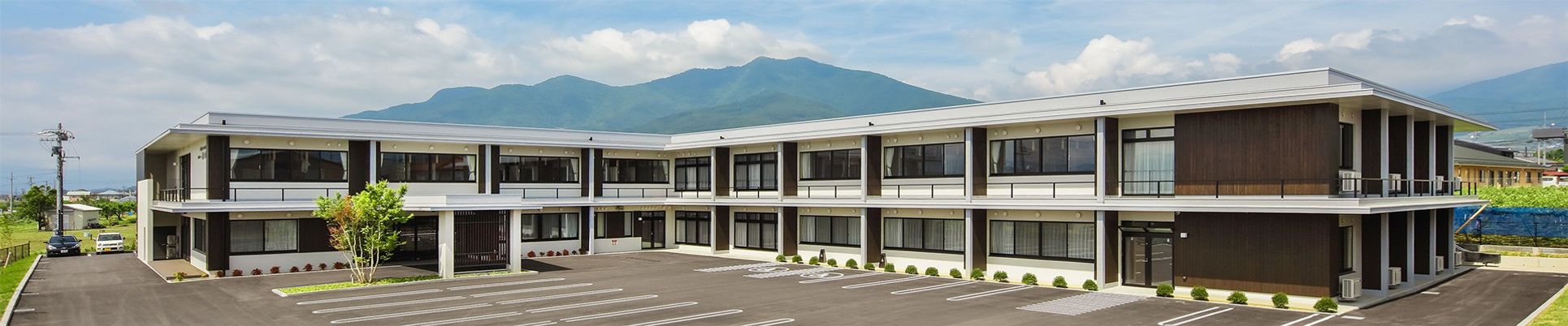 広い駐車場の外観