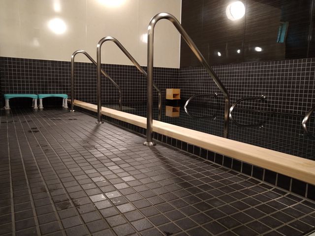 安全設計の洗面ガイド 浴室 床は滑りにくい材質で、手すりが設置されており安全に配慮された浴室です。ベンチもご用意しており、利用者の方々の快適な入浴をサポートします。