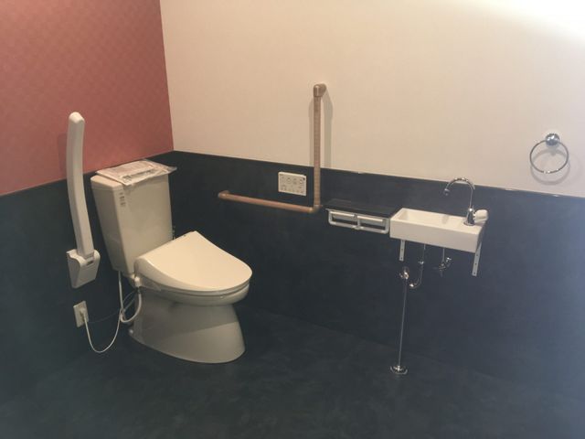 バリアフリートイレ トイレ 手すり完備の安全なトイレです。身体が不自由な方も安心してご利用いただけます。