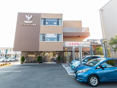 明るい建物のエントランス