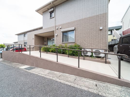 外観の施設入口