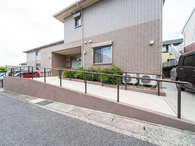 外観の施設入口