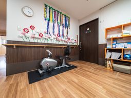 リハビリ機器と装飾の部屋