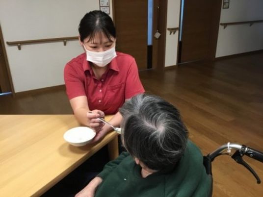 優しい介助の様子