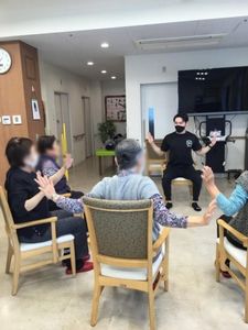 体操を楽しむ人々の多目的室  