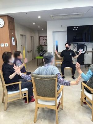 体操を楽しむ人々の多目的室