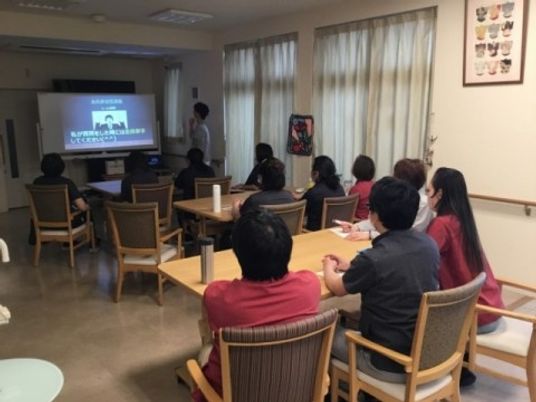 研修中の様子が見える室内