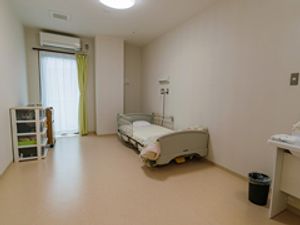 シンプルで清潔な居室