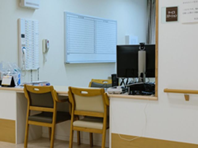 静かなオフィスの室内 スタッフイメージ 椅子が並ぶ落ち着いた環境のワークスペースです。体制が整い、安心して働くことができます。