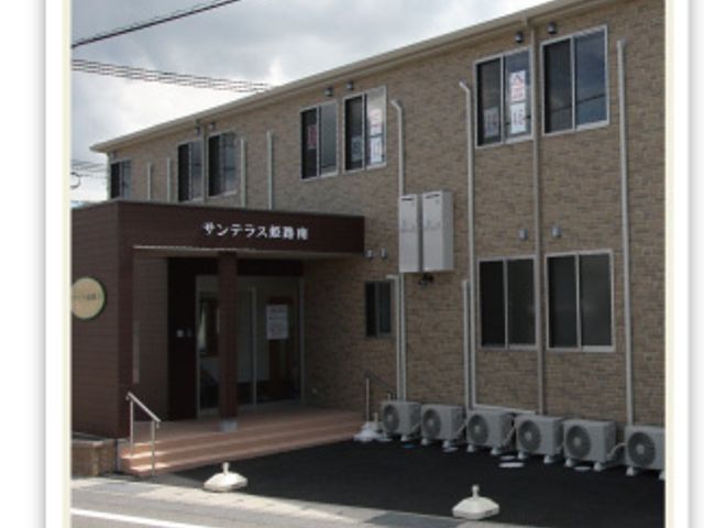 落ち着いた外観 外観 モダンなデザインの建物で、落ち着いた印象を与えます。穏やかな環境で働くことができそうです。