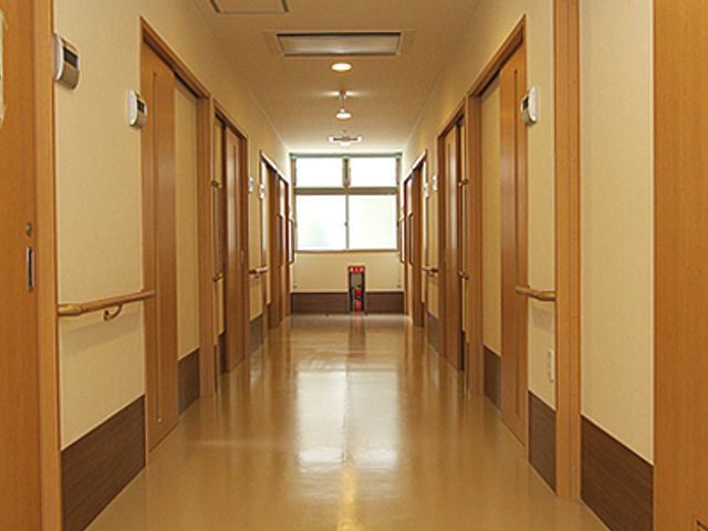 明るい廊下 廊下 広々とした廊下は清潔で明るく、移動がスムーズです。手すりも設置されていますので安心です。