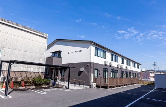 白壁の建物と青空