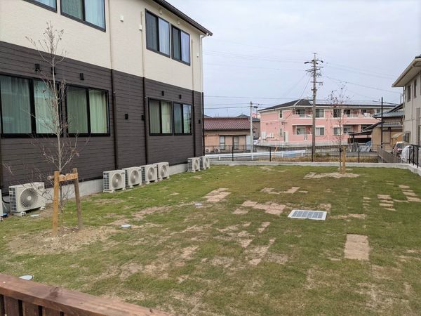 庭の緑と建物の外側