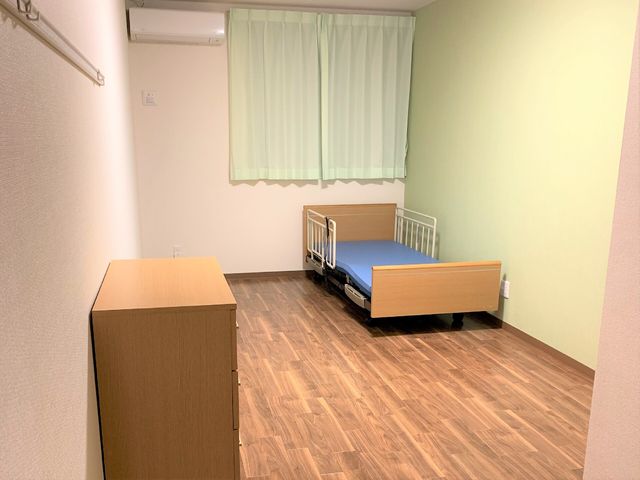 シンプルな個室 居室Aタイプ 清潔感のある個人の居室の様子です。窓から自然光が差し込み、落ち着いた雰囲気を提供しています。