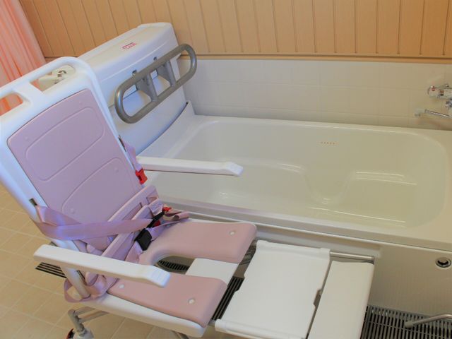 バリアフリー設計の浴室 機械浴 安全に配慮された設計の浴室で、ゆったりとしたバスタイムをサポートします。利用者の快適さを重視した空間です。